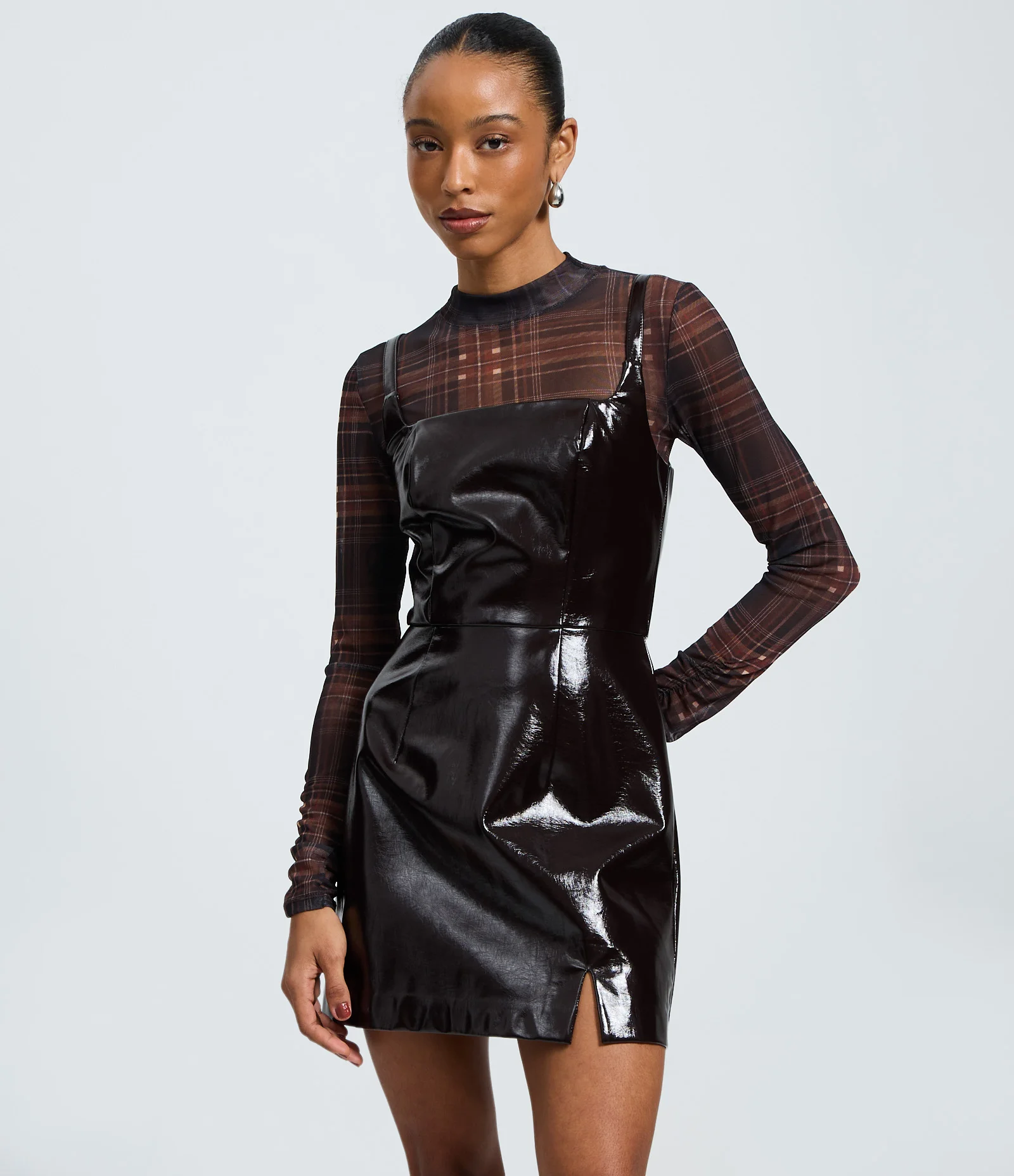 Vestido Curto em Pu com Efeito Vinílico Marrom 2