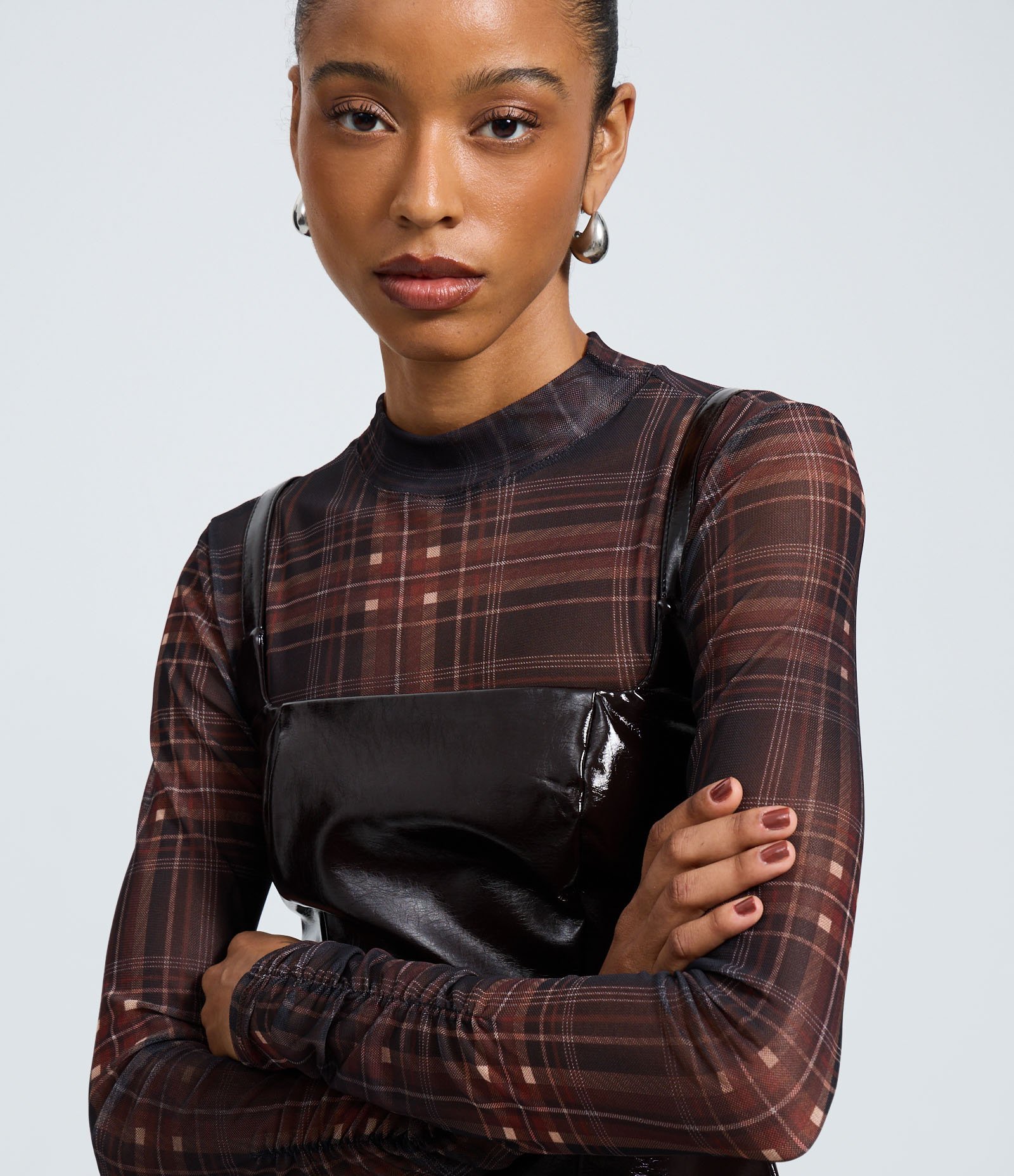 Vestido Curto em Pu com Efeito Vinílico Marrom 3