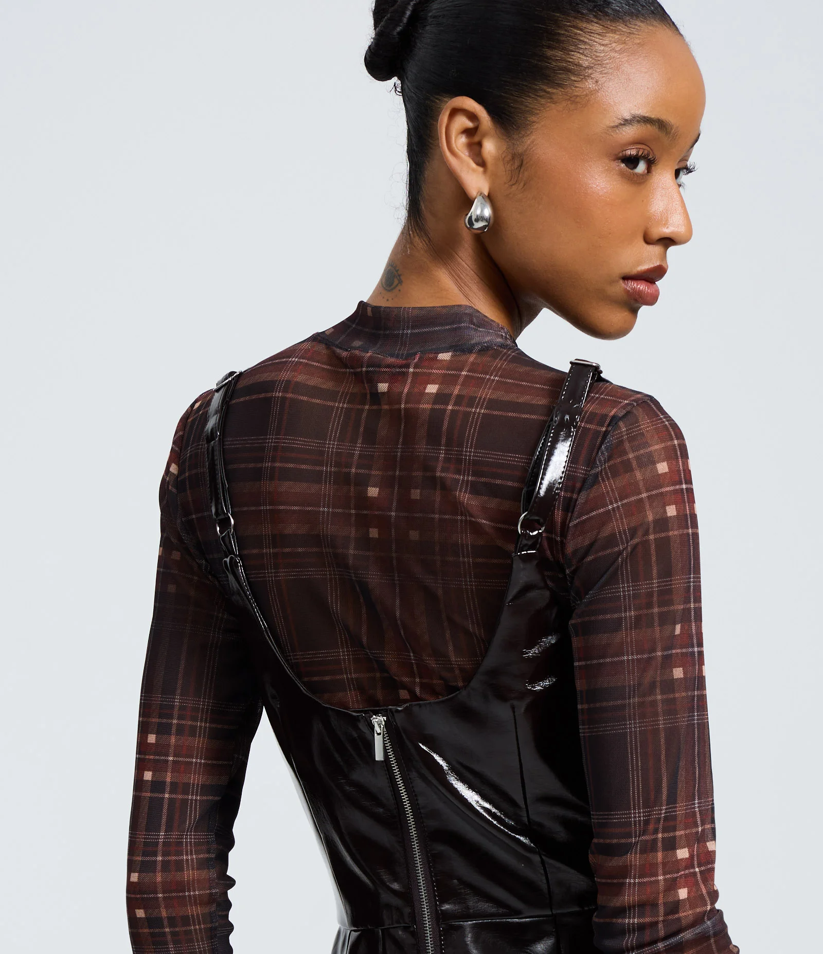 Vestido Curto em Pu com Efeito Vinílico Marrom 4