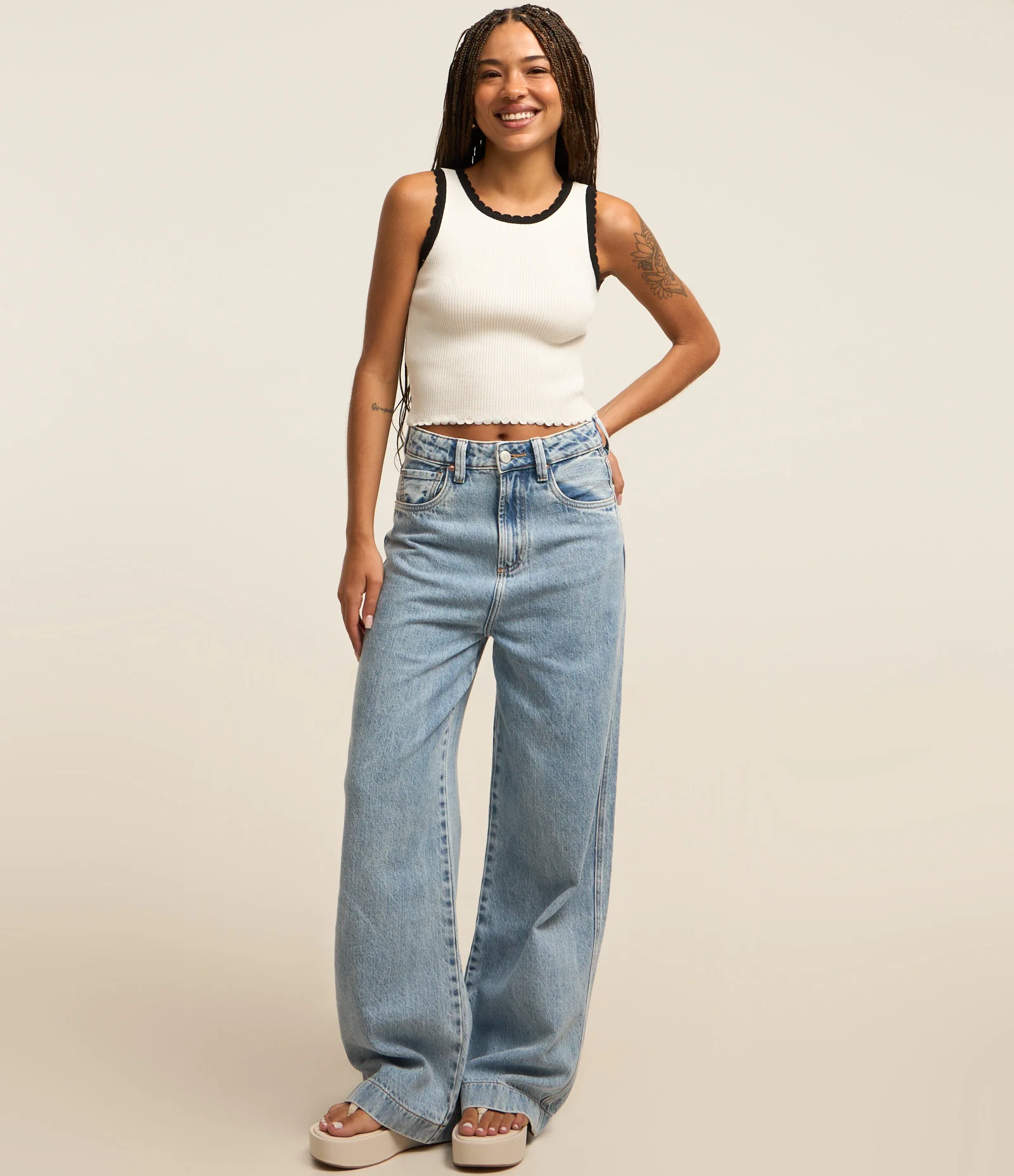 Blusa Regata Baby Look com Textura e Detalhe de Ondinhas nos Viés Branco 2
