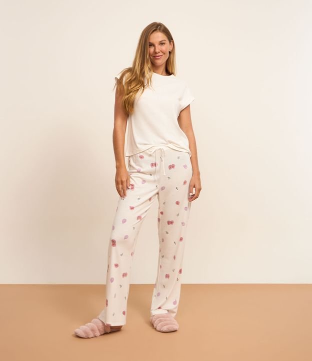 Pijama em Tricô Leve com Estampa de Figos e Detalhes de Cetim
