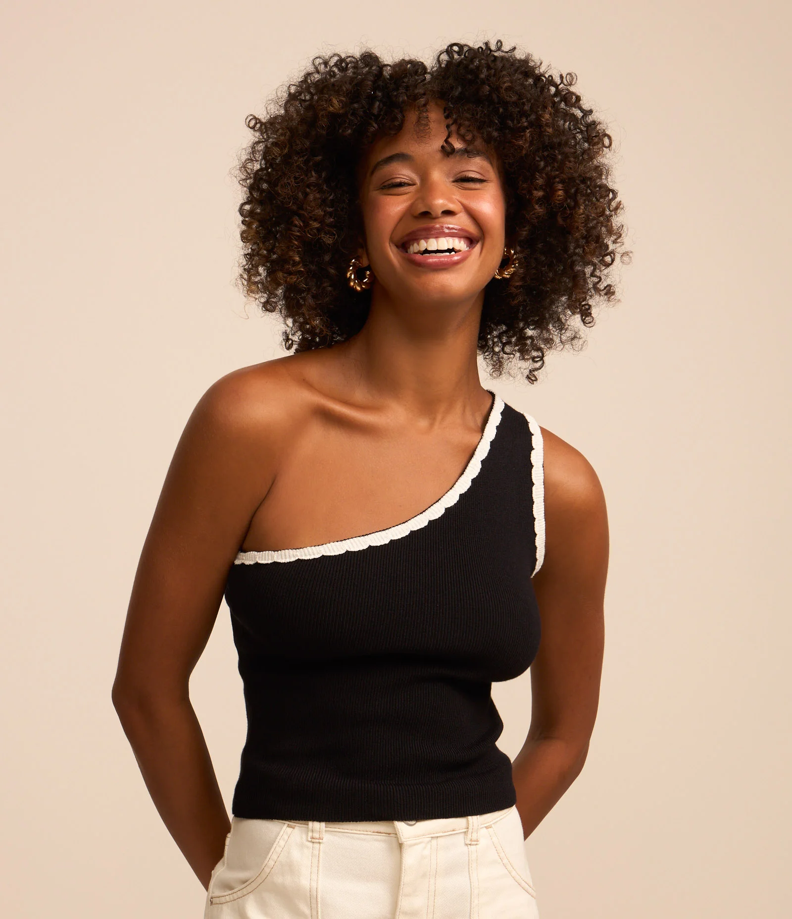 Blusa em Tricô com Um Ombro Só e Viés Contrastante Preto 1