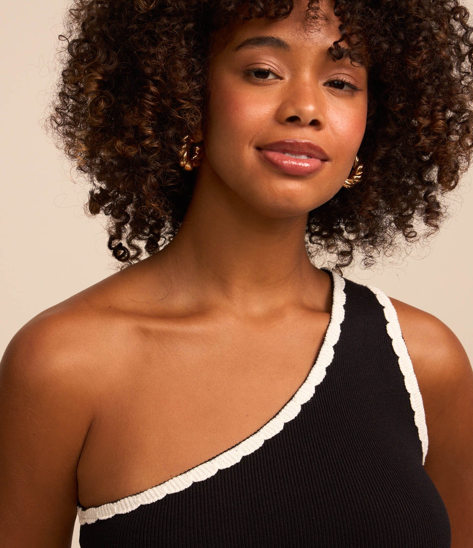 Blusa em Tricô com Um Ombro Só e Viés Contrastante Preto 3