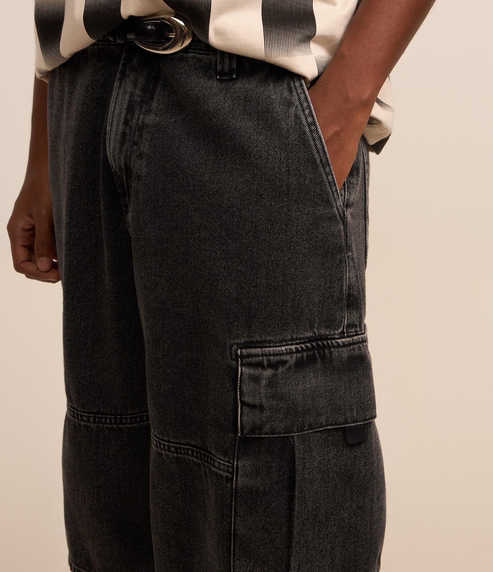 Bermuda Skater em Jeans com Bolsos Cargo Preto 4