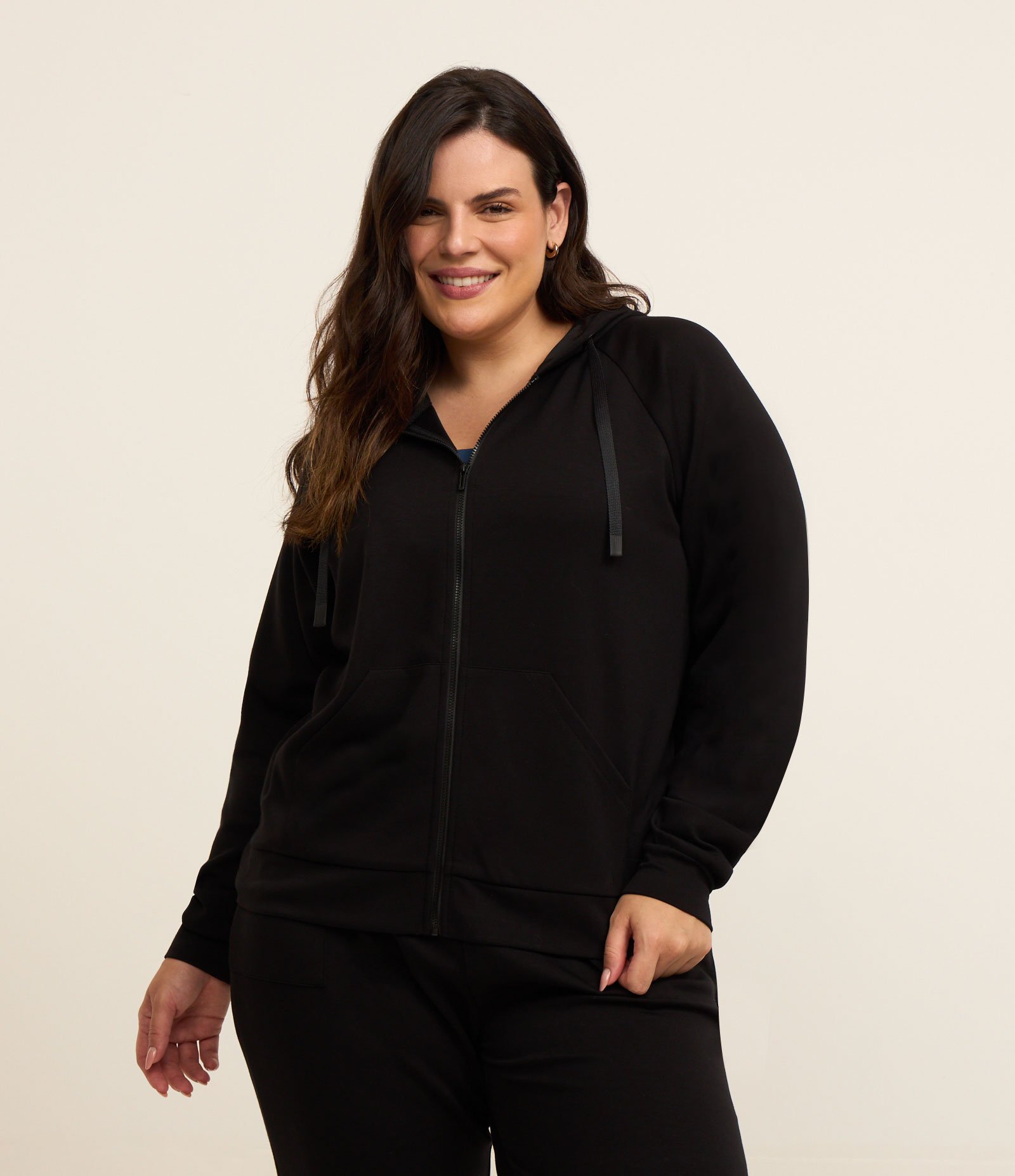 Jaqueta Esportiva com Capuz e Manga Raglan Curve e Plus Size Preto 1