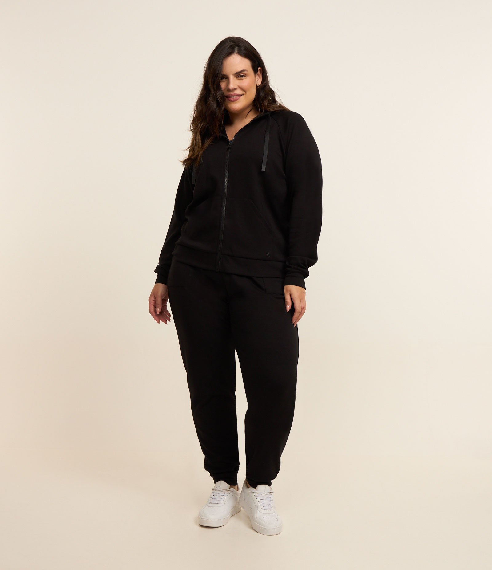 Jaqueta Esportiva com Capuz e Manga Raglan Curve e Plus Size Preto 2
