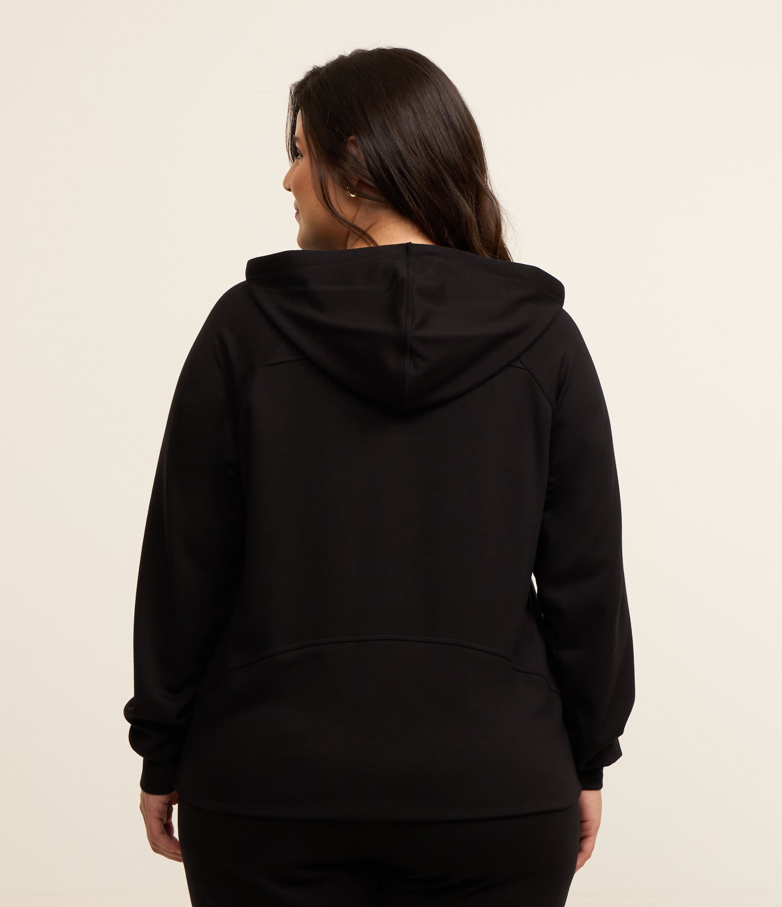 Jaqueta Esportiva com Capuz e Manga Raglan Curve e Plus Size Preto 3