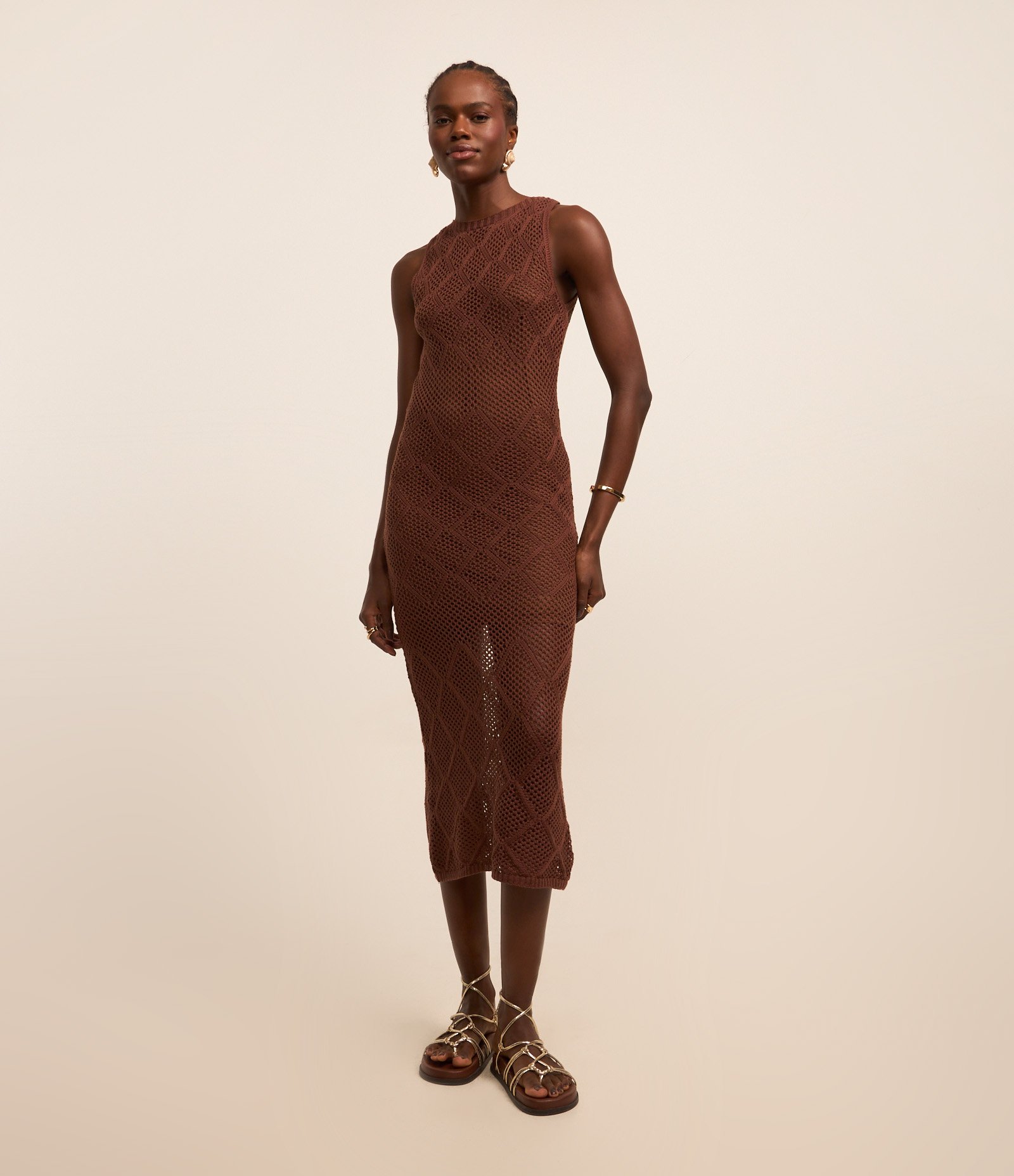 Vestido New Midi em Tricô com Decote Halter e Ponto Crochetado Marrom 1