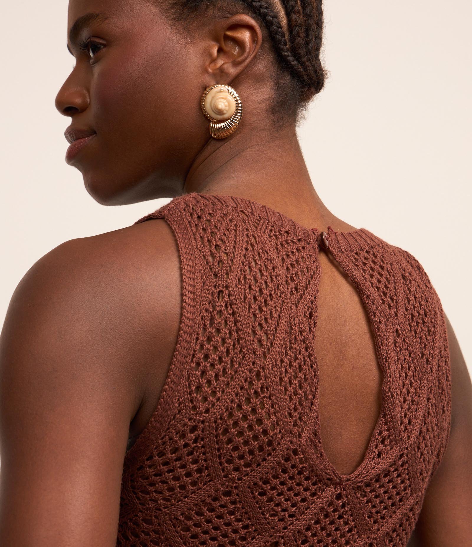 Vestido New Midi em Tricô com Decote Halter e Ponto Crochetado Marrom 4