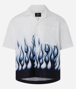 Camisa Boxy em Tricoline com Bolso e Estampa de Chamas na Barra