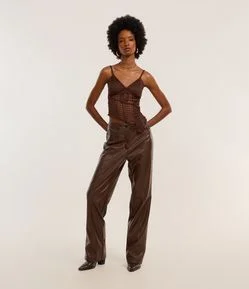 Calça Reta em PU com Fenda e Bolsos