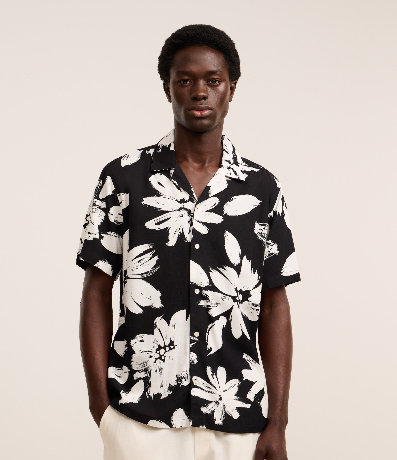 Camisa Boxy em Viscose e Linho com Estampa Floral Preto/Branco 1