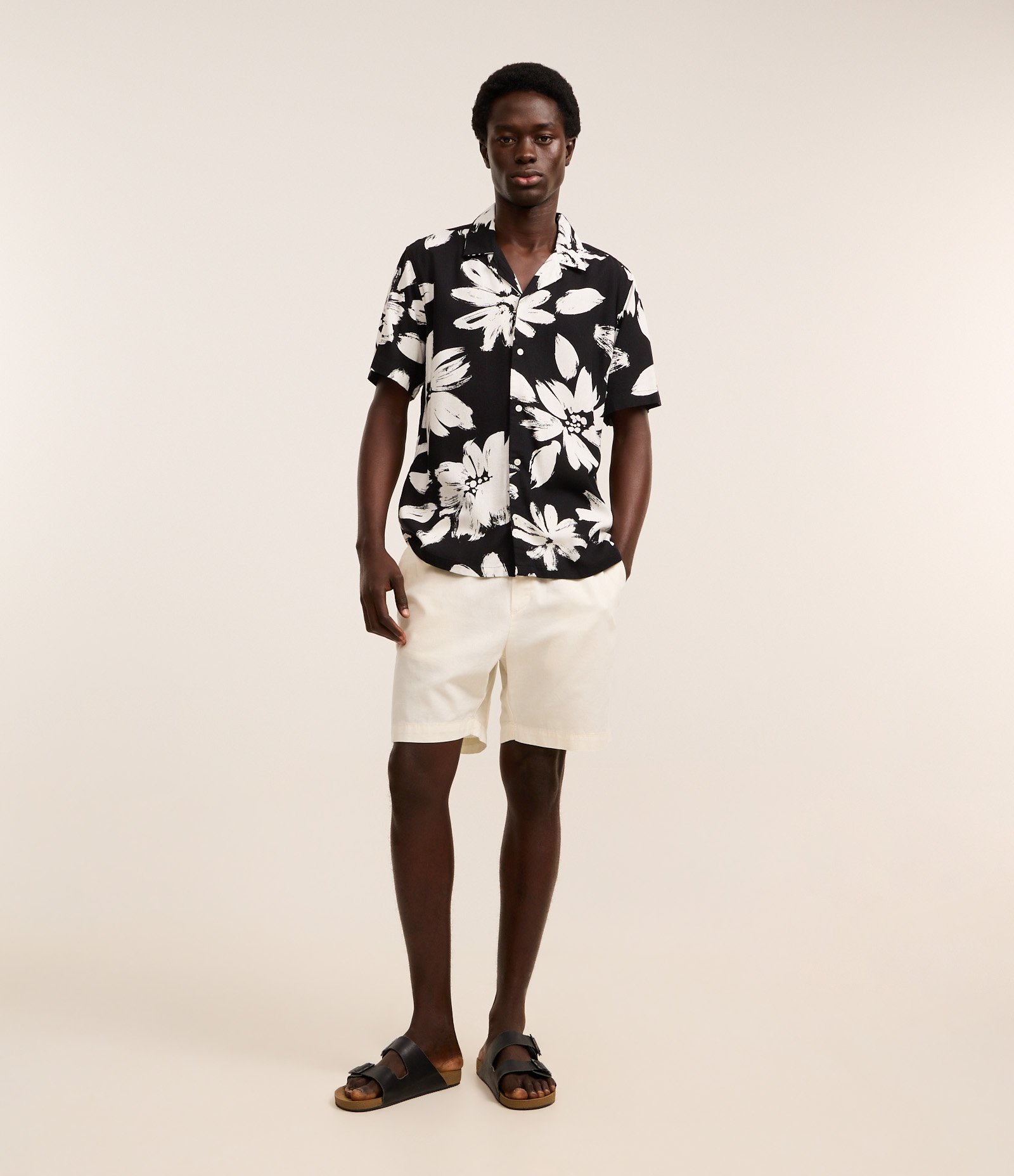 Camisa Boxy em Viscose e Linho com Estampa Floral Preto/Branco 2