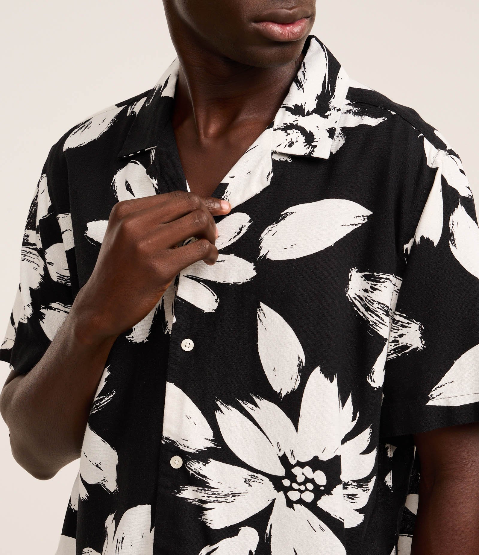 Camisa Boxy em Viscose e Linho com Estampa Floral Preto/Branco 3