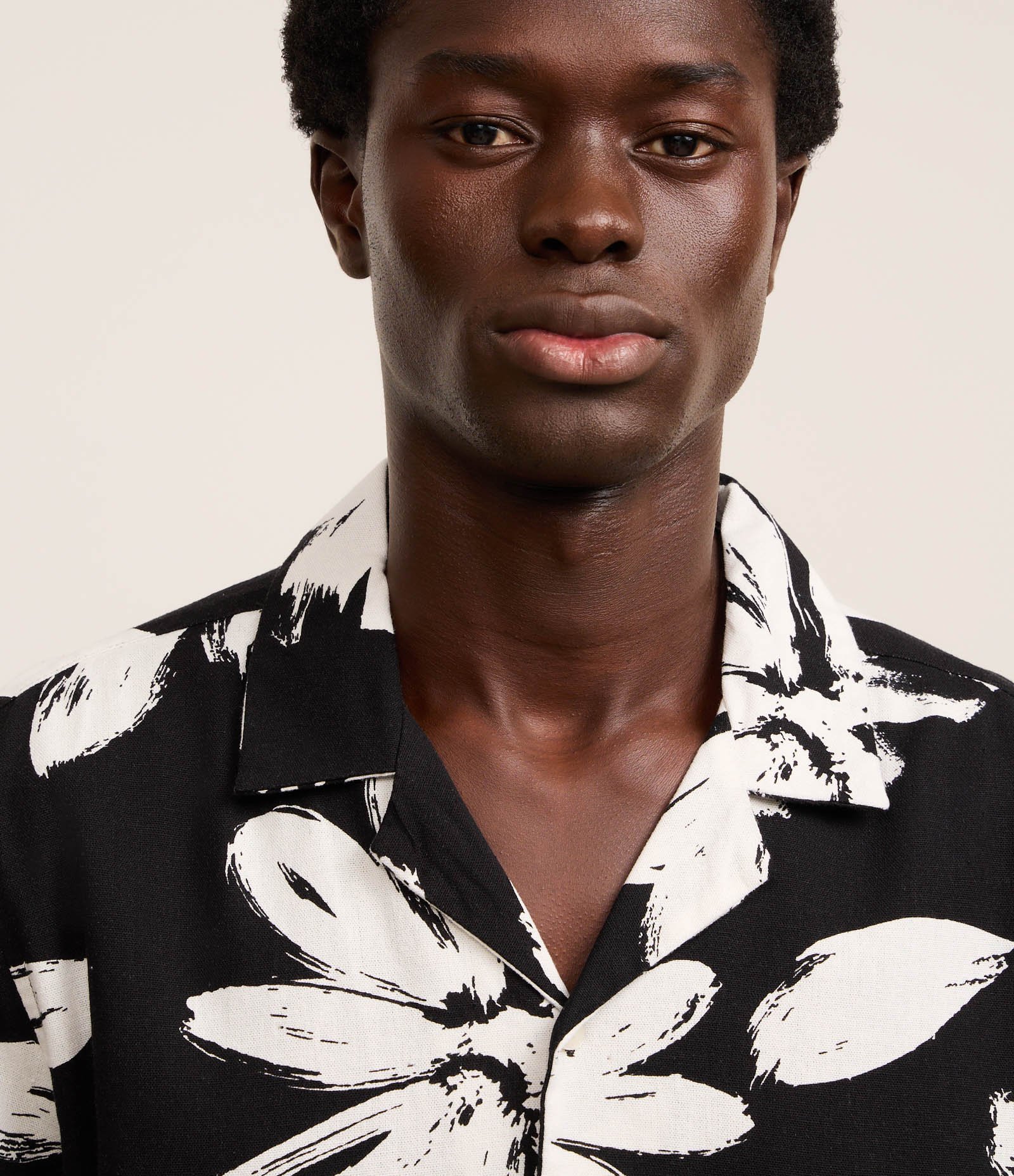 Camisa Boxy em Viscose e Linho com Estampa Floral Preto/Branco 4