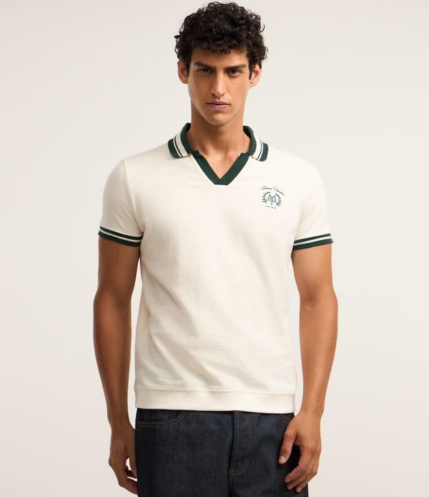 Camiseta Polo Comfort com Detalhes Contrastantes e Estampa de Brasão