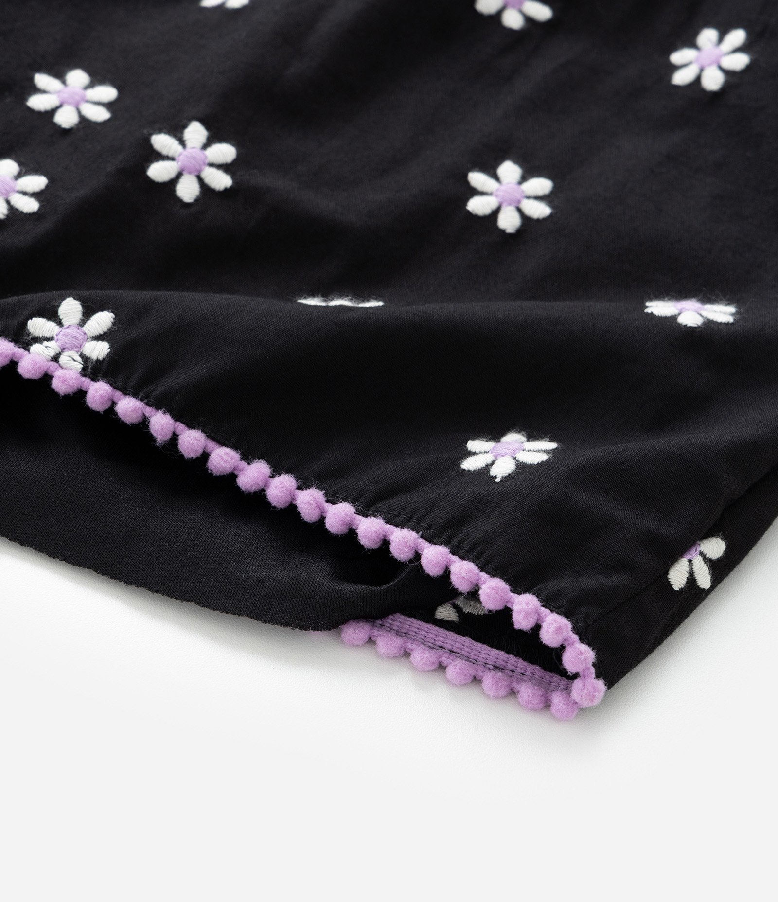 Short Clochard Infantil com Bordado de Margaridas - Tam 5 a 14 Anos Preto 4