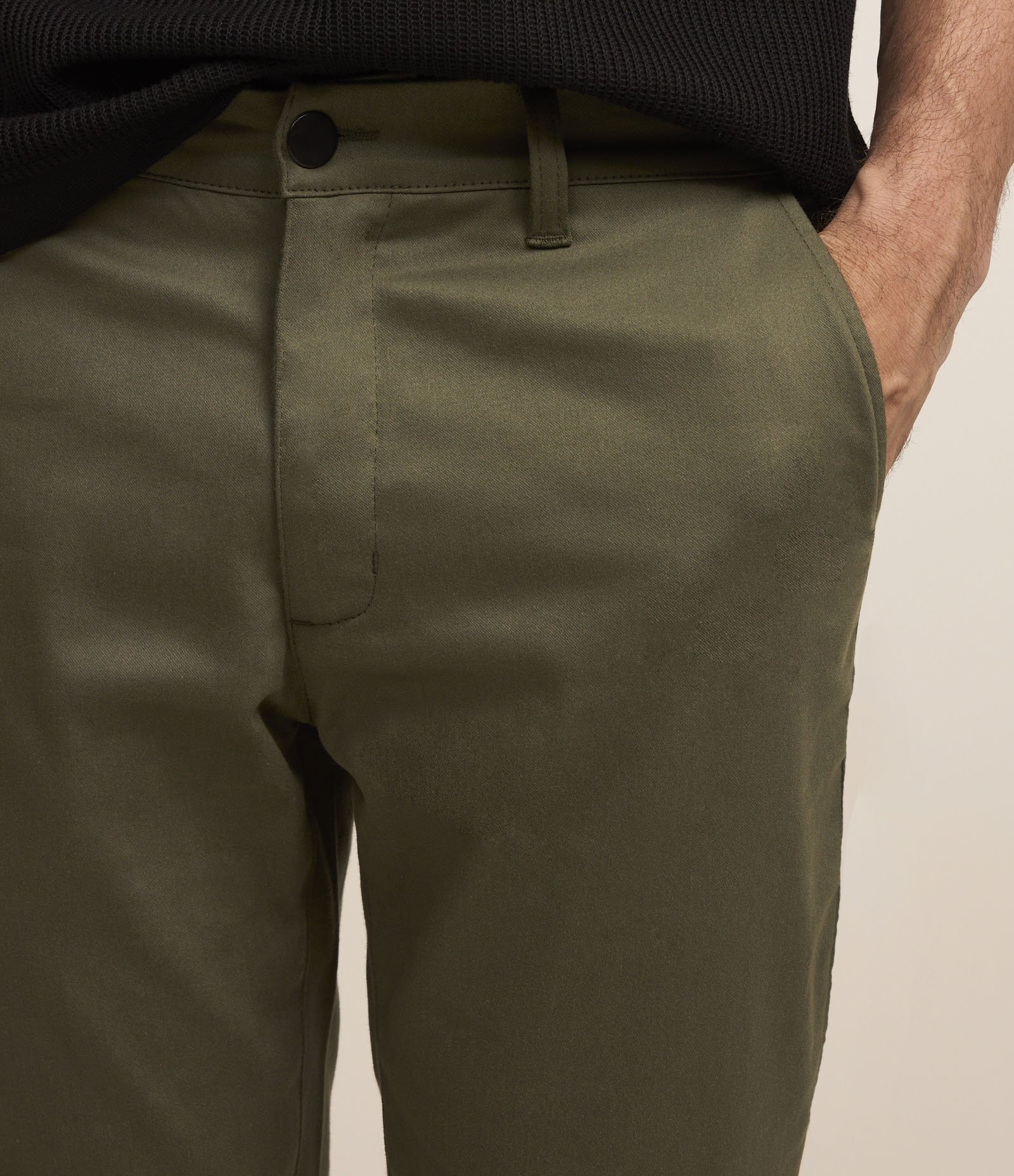 Calça Slim em Sarja Cós com Passantes e Bolso Verde 4