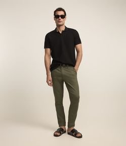 Calça Slim em Sarja Cós com Passantes e Bolso