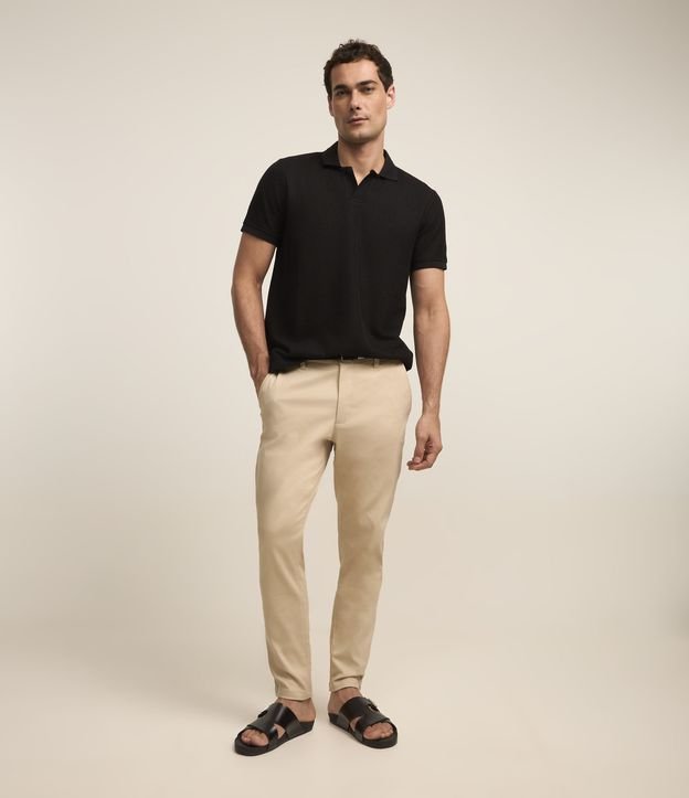 Calça Slim em Sarja Cós com Passantes e Bolso