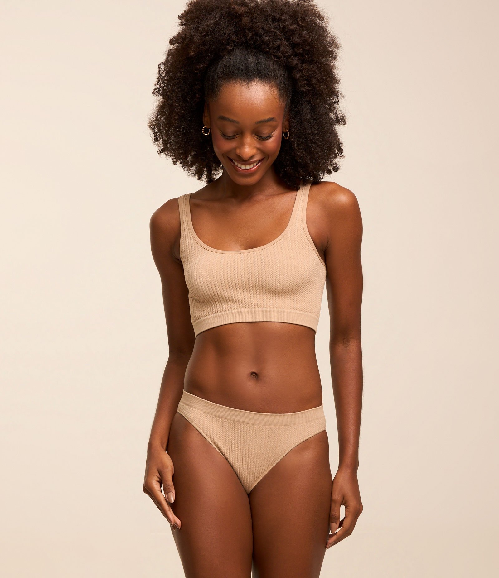 Calcinha Biquíni em Poliamida com Lateral Média e Textura Canelada Bege 1