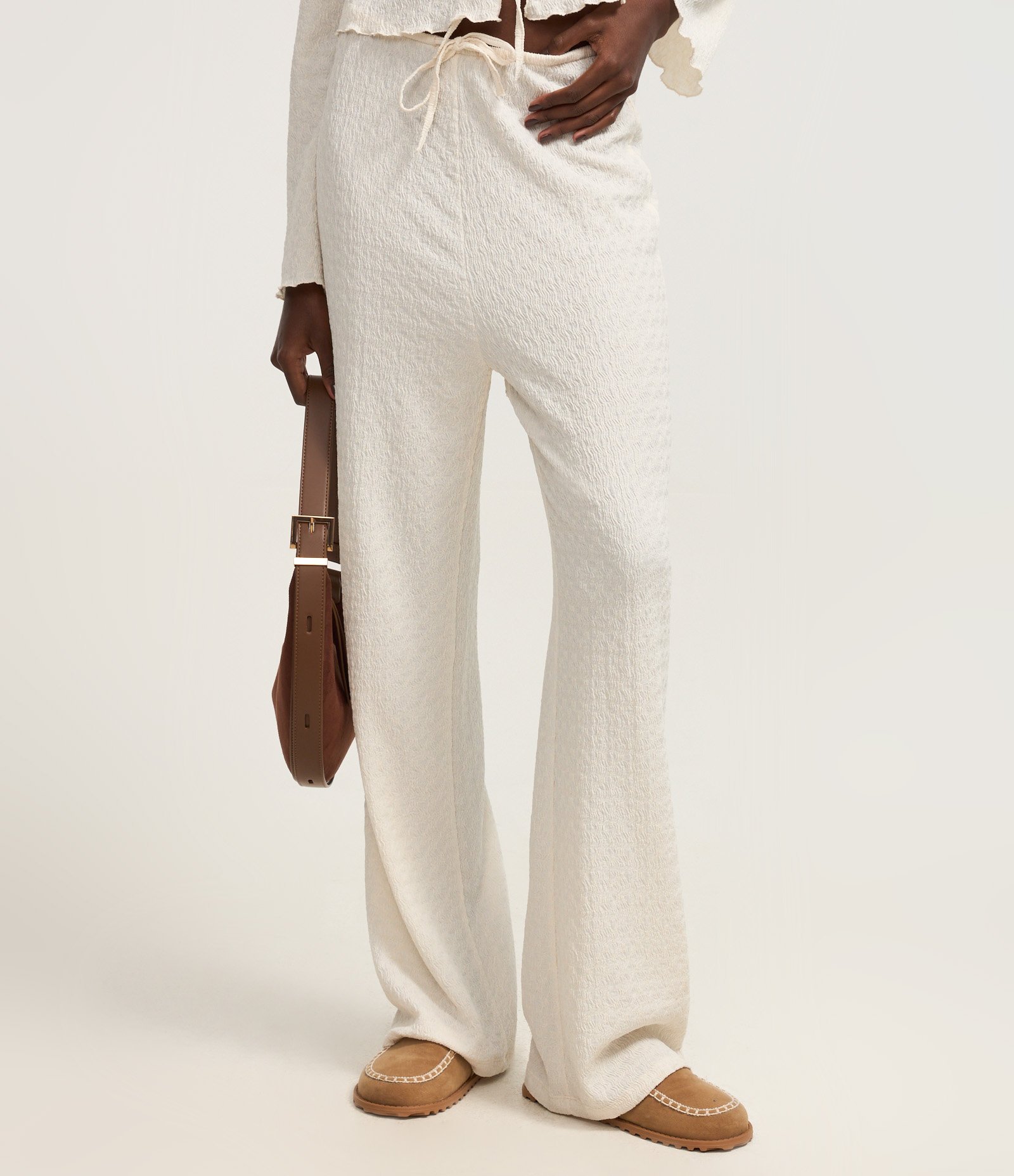 Calça Reta Texturizada com Mini Cós e Amarração Branco 3