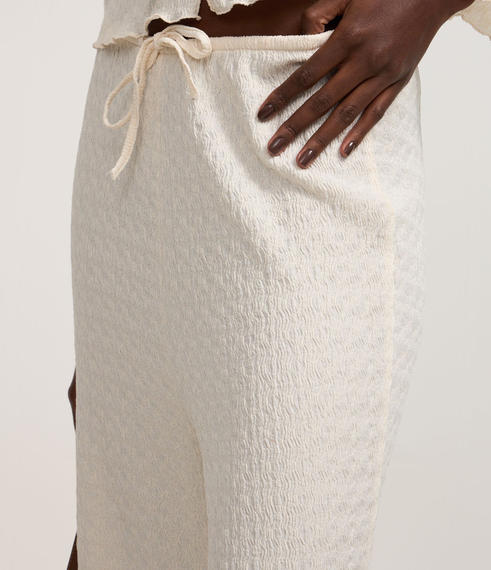Calça Reta Texturizada com Mini Cós e Amarração Branco 4