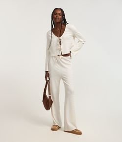 Calça Reta Texturizada com Mini Cós e Amarração