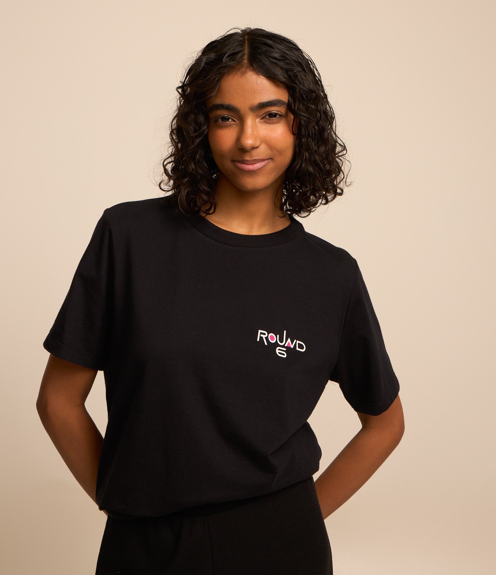 Camiseta Alongada em Algodão com Estampa Round 6 Preto 3