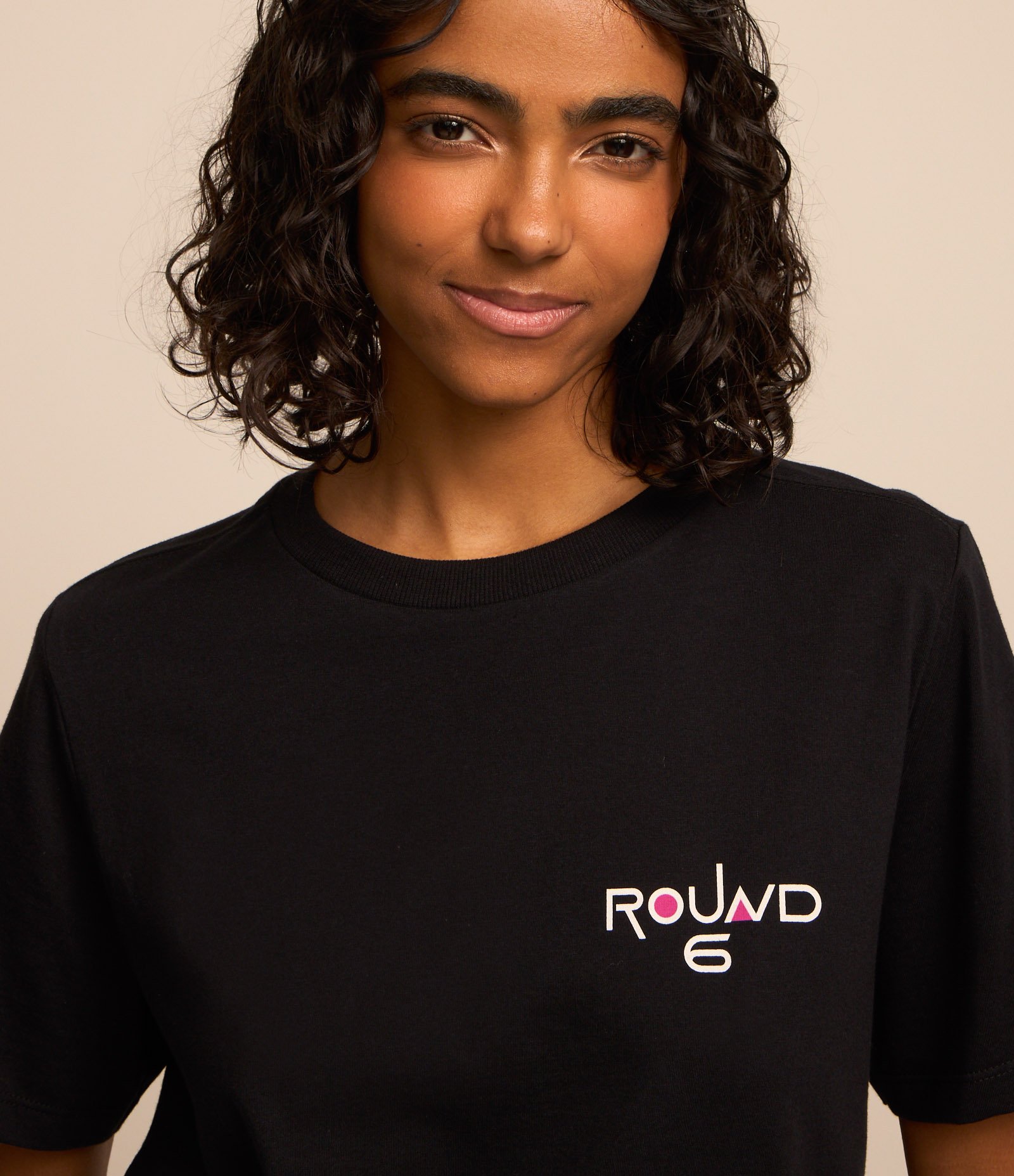 Camiseta Alongada em Algodão com Estampa Round 6 Preto 4