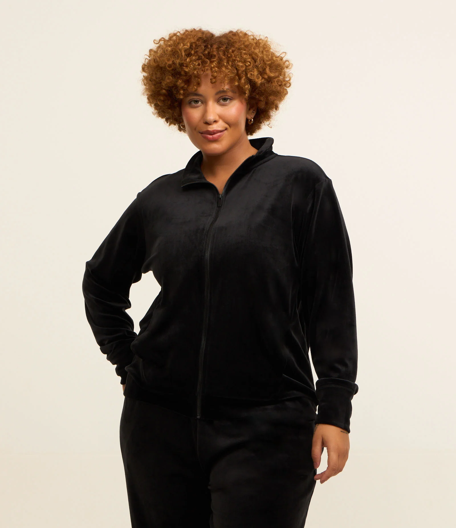 Jaqueta Esportiva em Plush Com Gola Alta Curve & Plus Size Preto 1