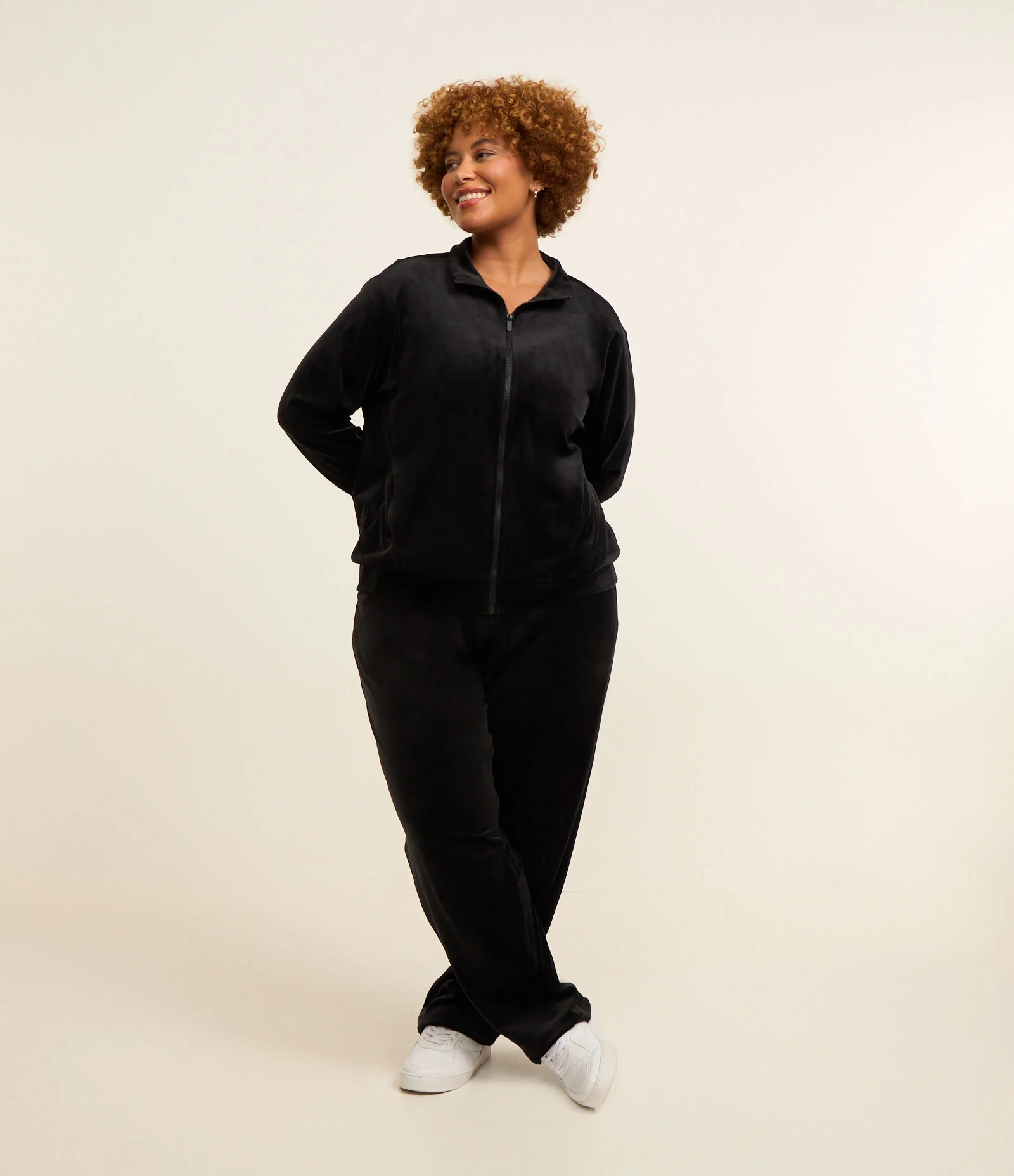 Jaqueta Esportiva em Plush Com Gola Alta Curve & Plus Size Preto 2