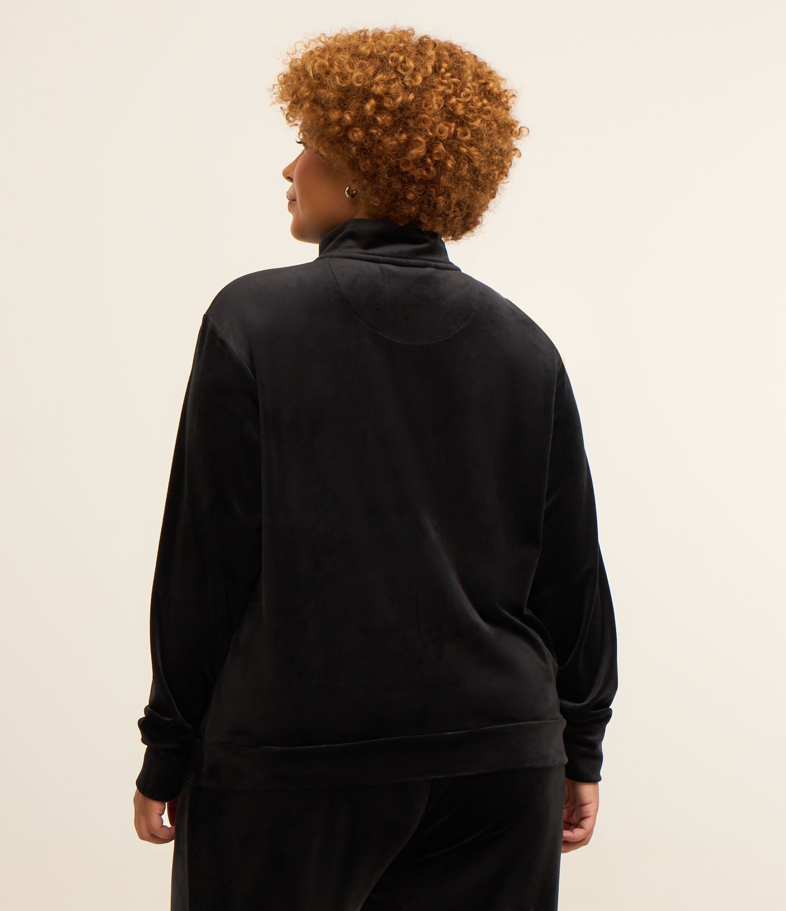 Jaqueta Esportiva em Plush Com Gola Alta Curve & Plus Size Preto 3