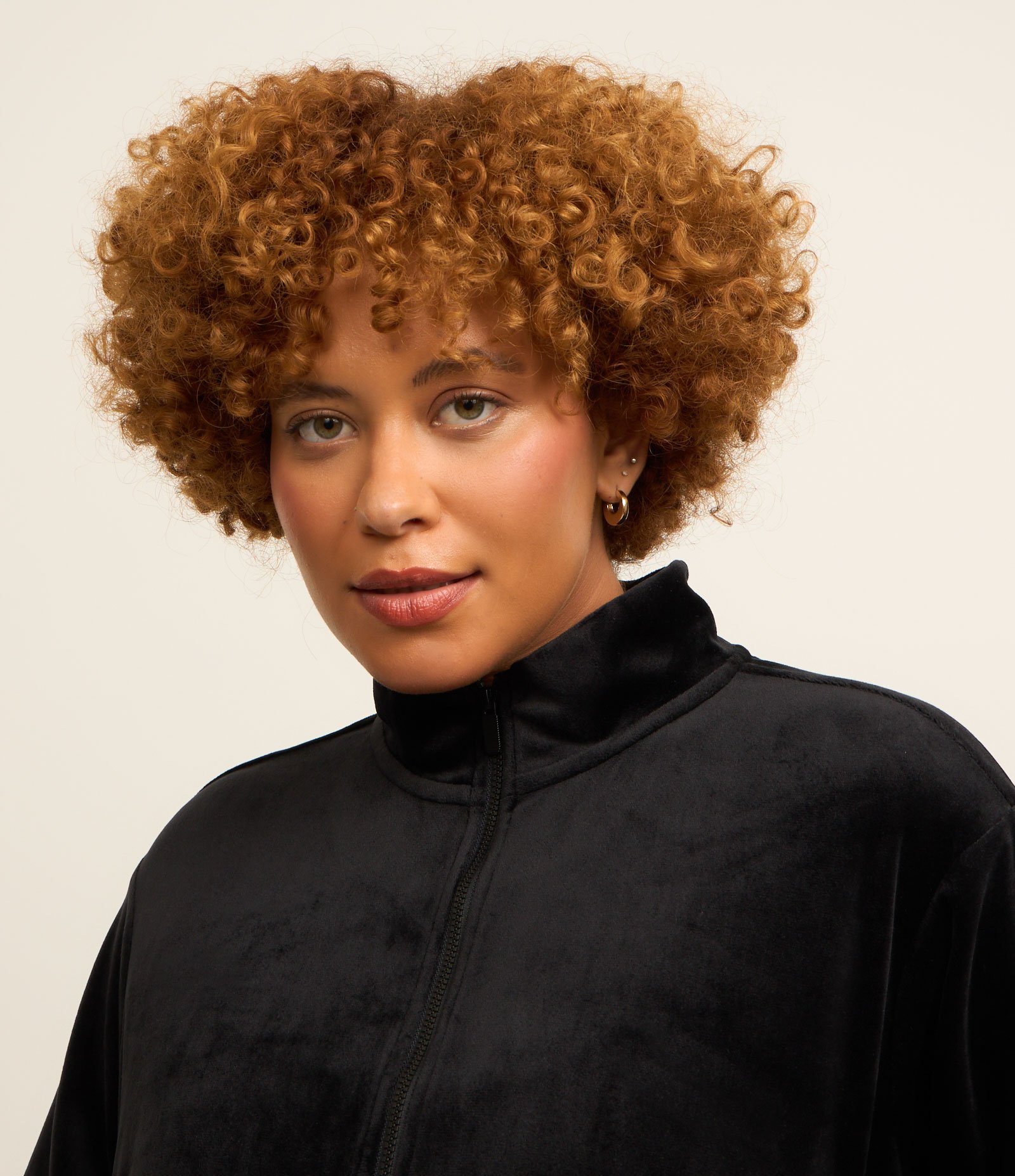 Jaqueta Esportiva em Plush Com Gola Alta Curve & Plus Size Preto 4