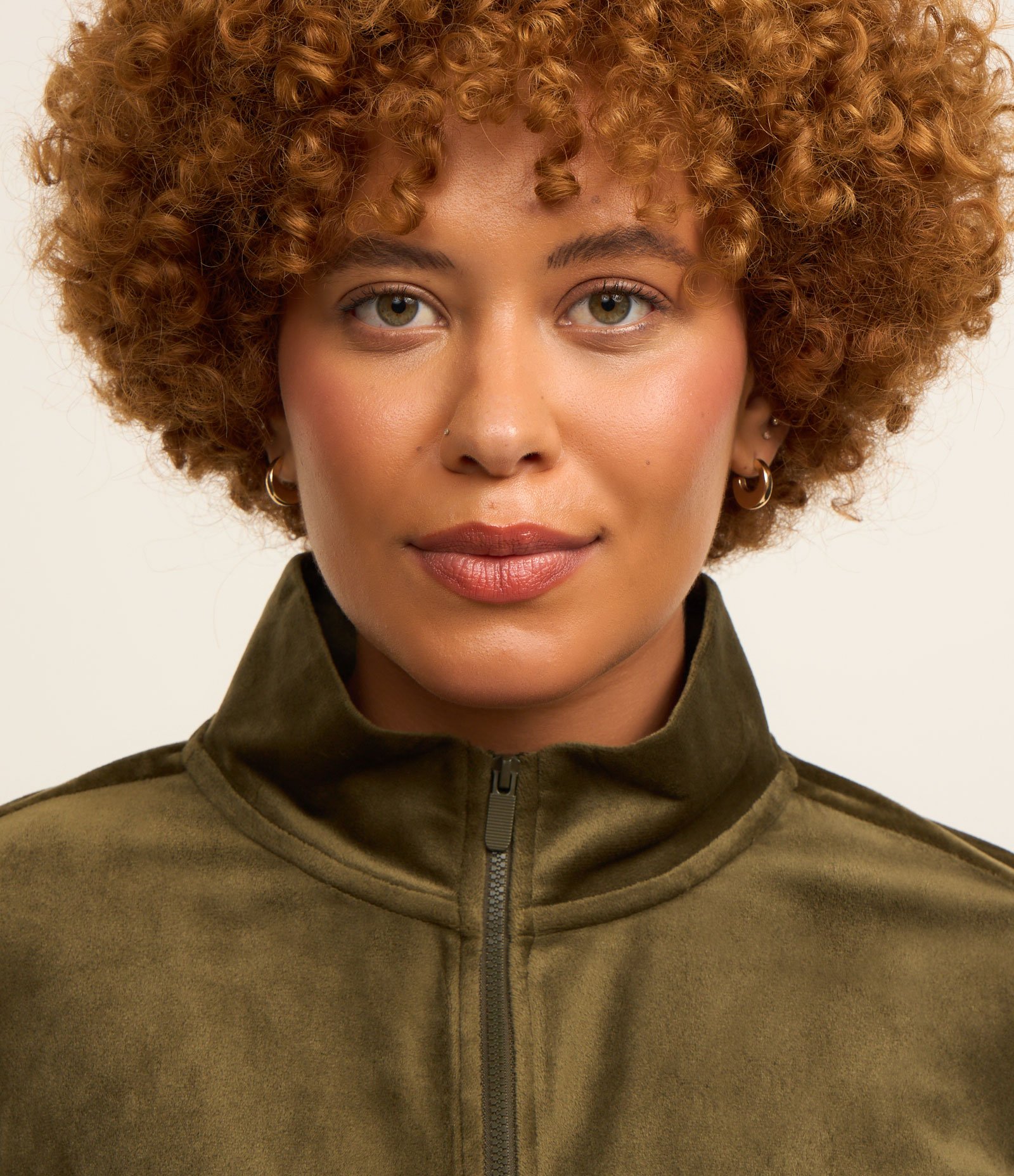 Jaqueta Esportiva em Plush Com Gola Alta Curve & Plus Size Verde 4