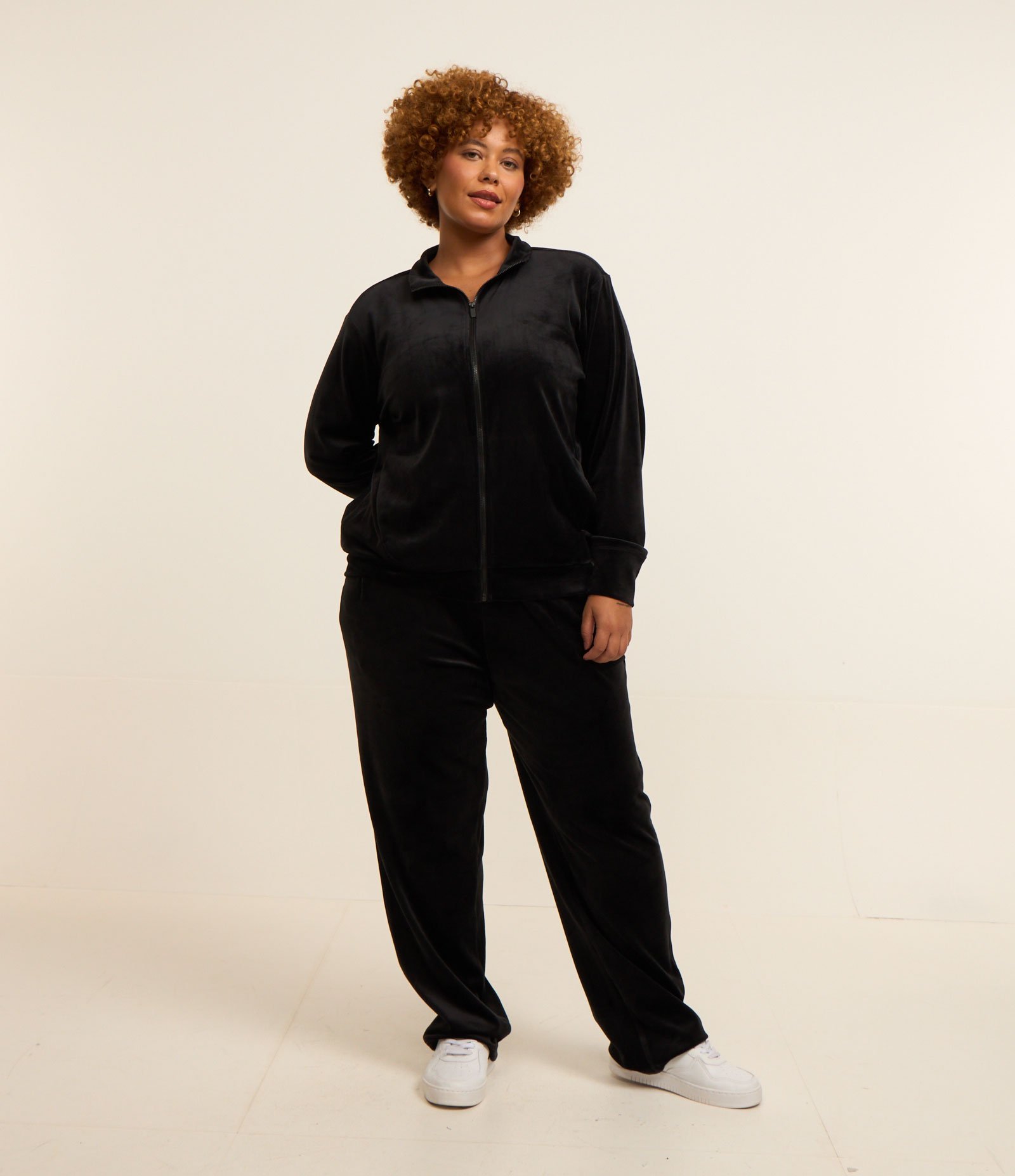Calça Reta Esportiva em Plush Curve e Plus Size Preto 1