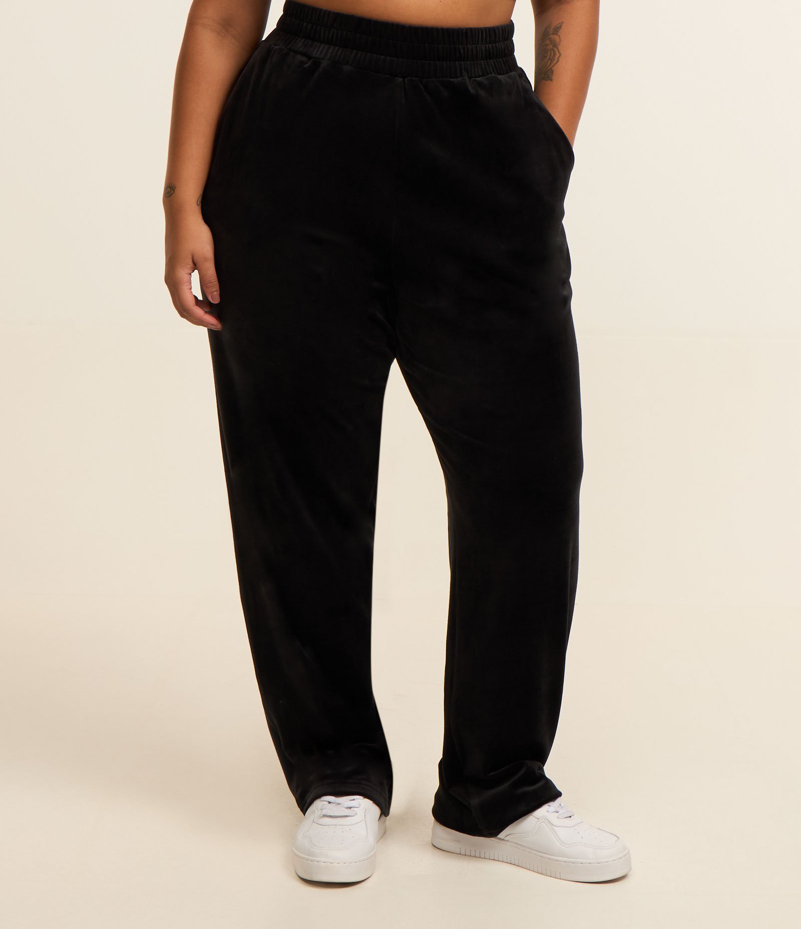Calça Reta Esportiva em Plush Curve e Plus Size Preto 2