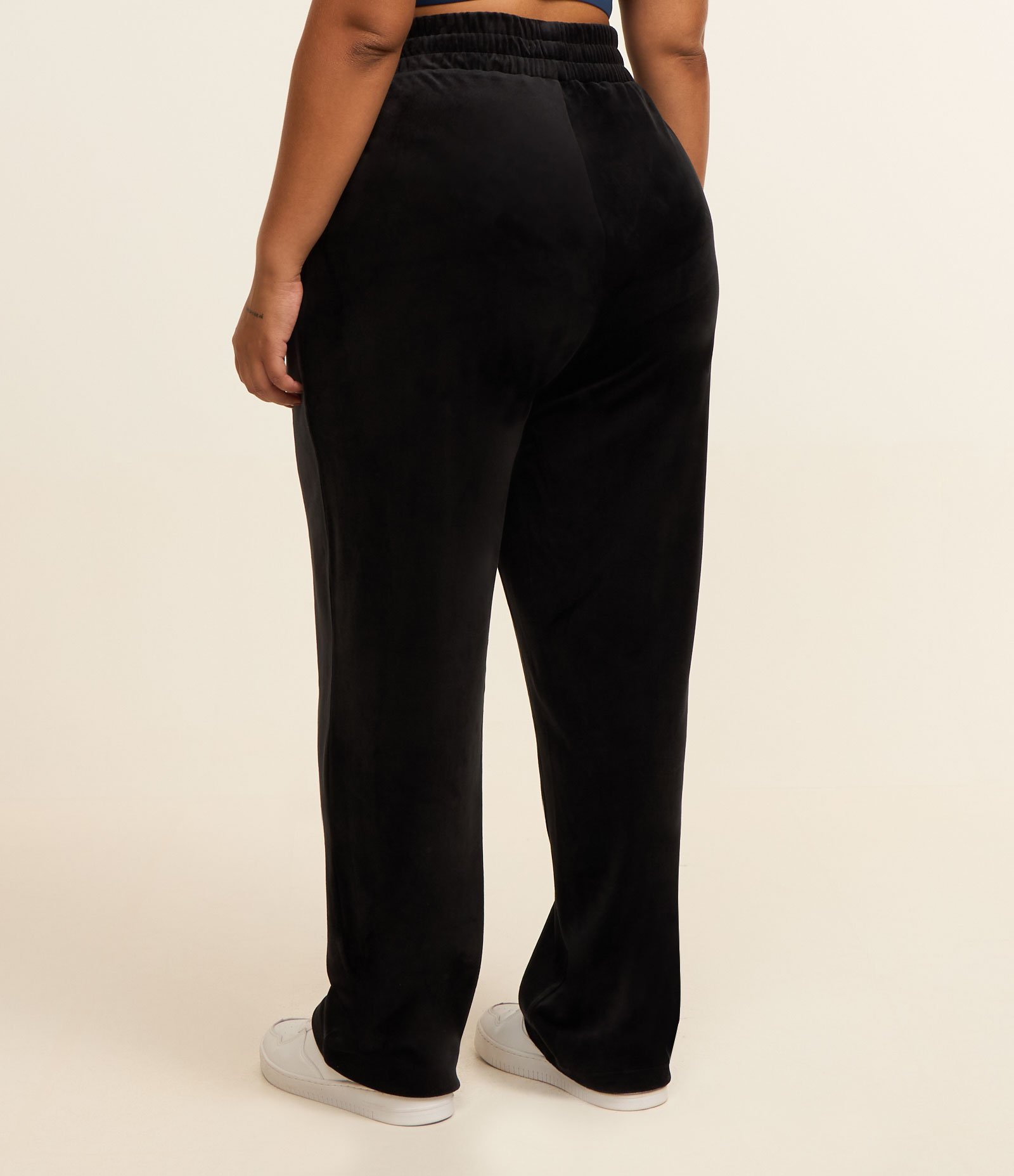 Calça Reta Esportiva em Plush Curve e Plus Size Preto 3