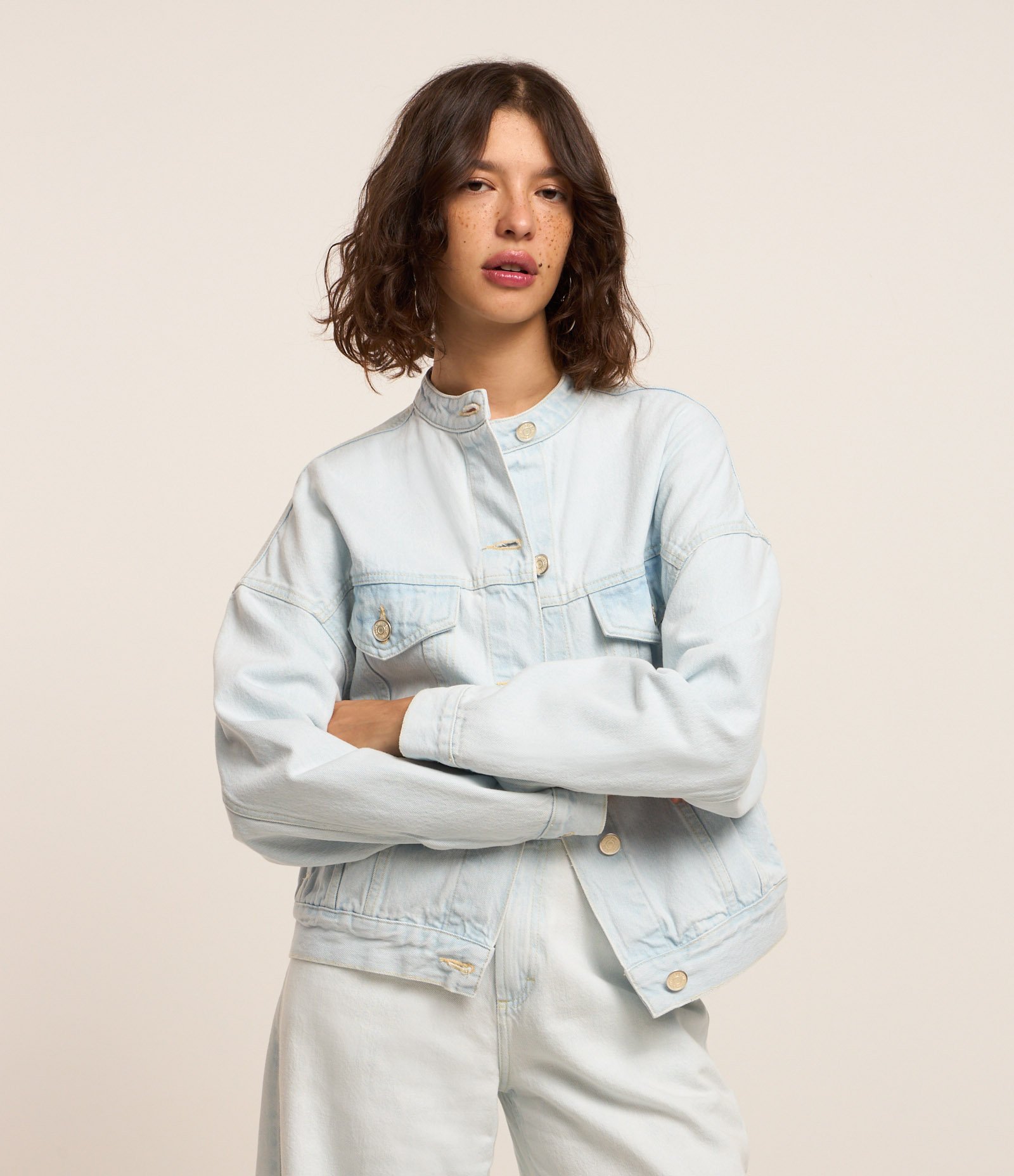 Jaqueta Trucker em Jeans com Gola Alta e Bolsos Azul Claro 1