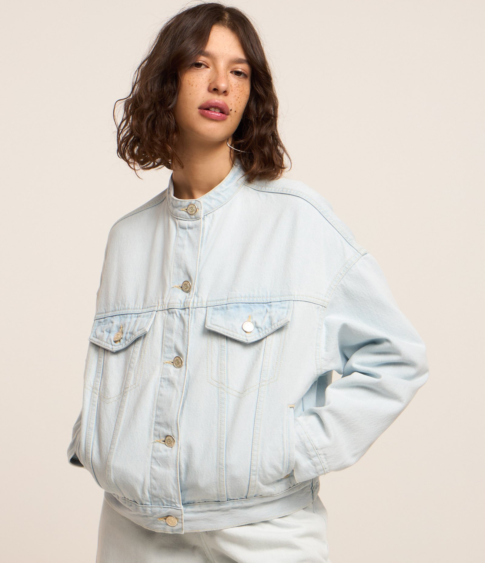 Jaqueta Trucker em Jeans com Gola Alta e Bolsos Azul Claro 4