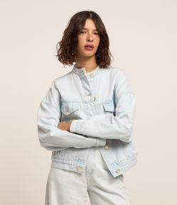 Jaqueta Trucker em Jeans com Gola Alta e Bolsos