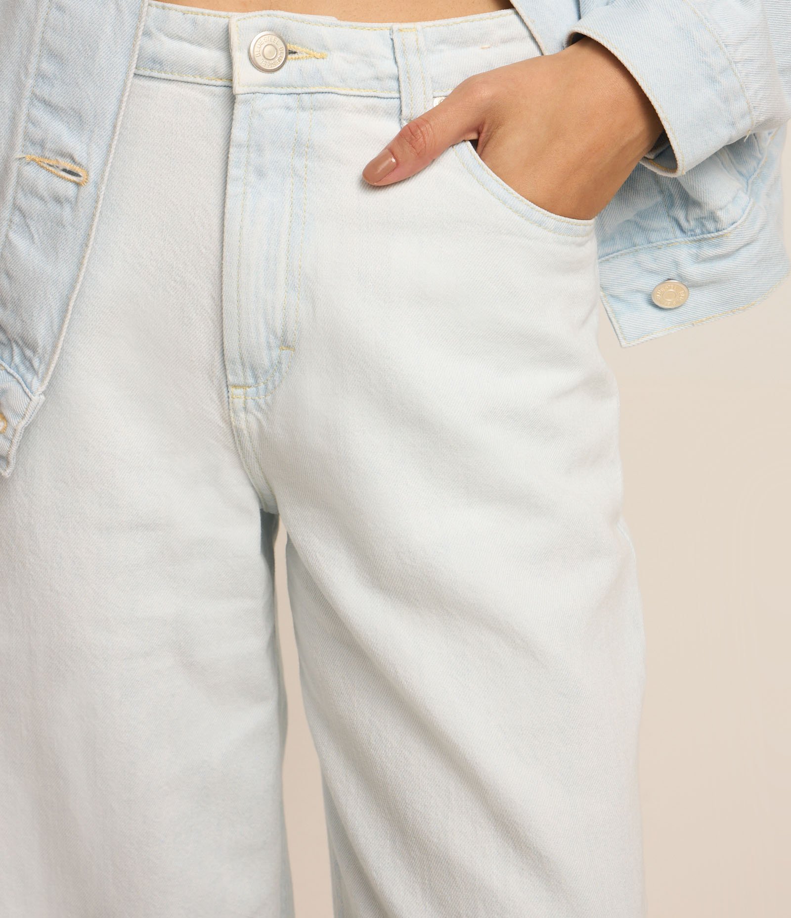 Calça Palazzo em Jeans Delavê com Recorte na Perna Azul 4