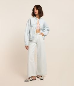 Calça Palazzo em Jeans Delavê com Recorte na Perna