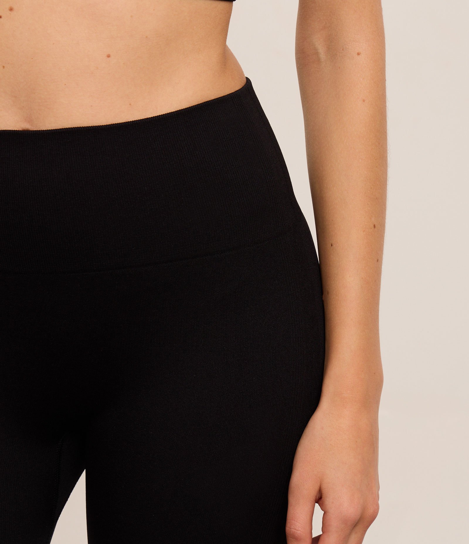 Bermuda Esportiva Canelada em Ribana Seamless Preto 3