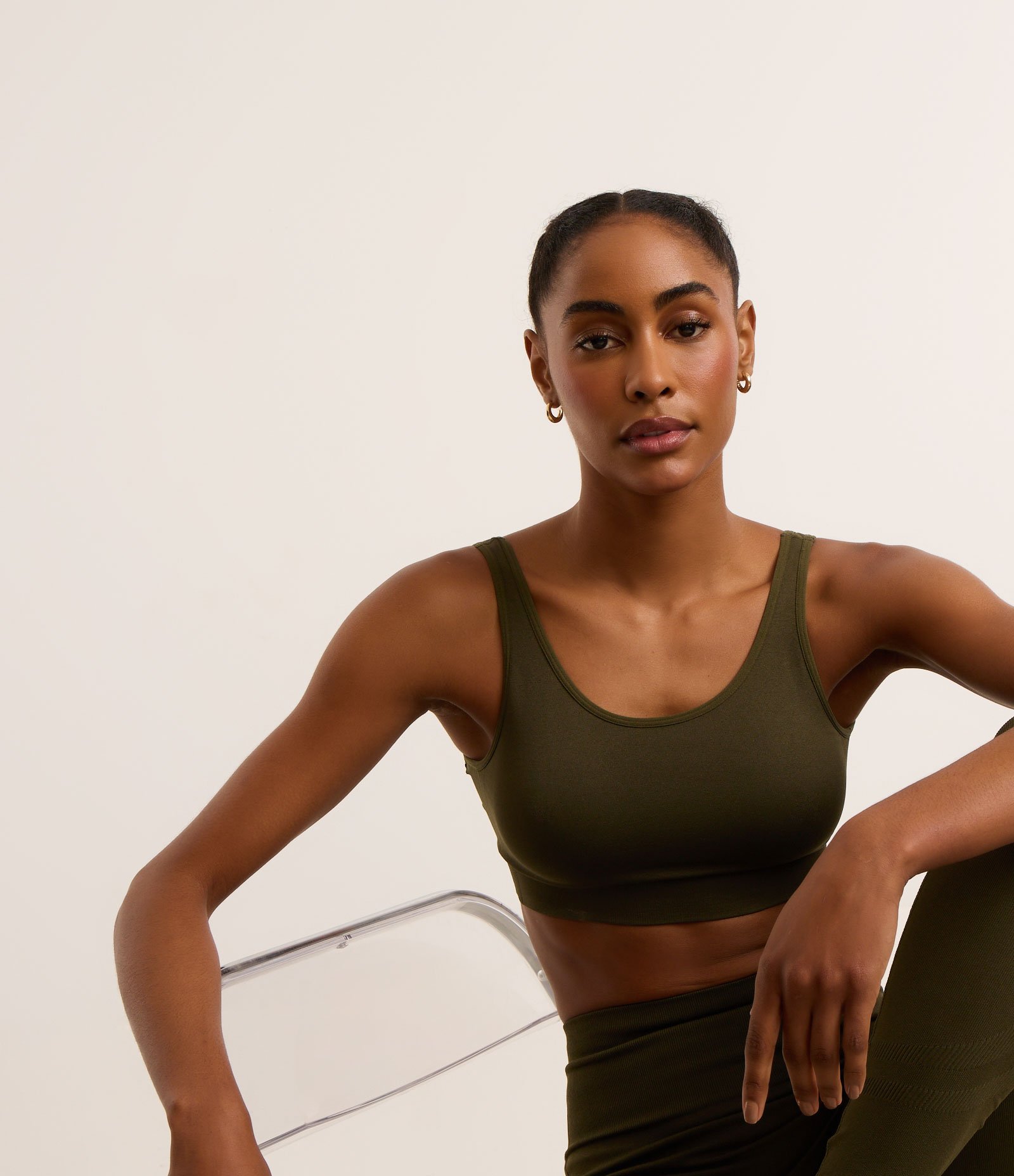 Top Esportivo com Bojo em Poliamida Seamless Verde Oliva 2