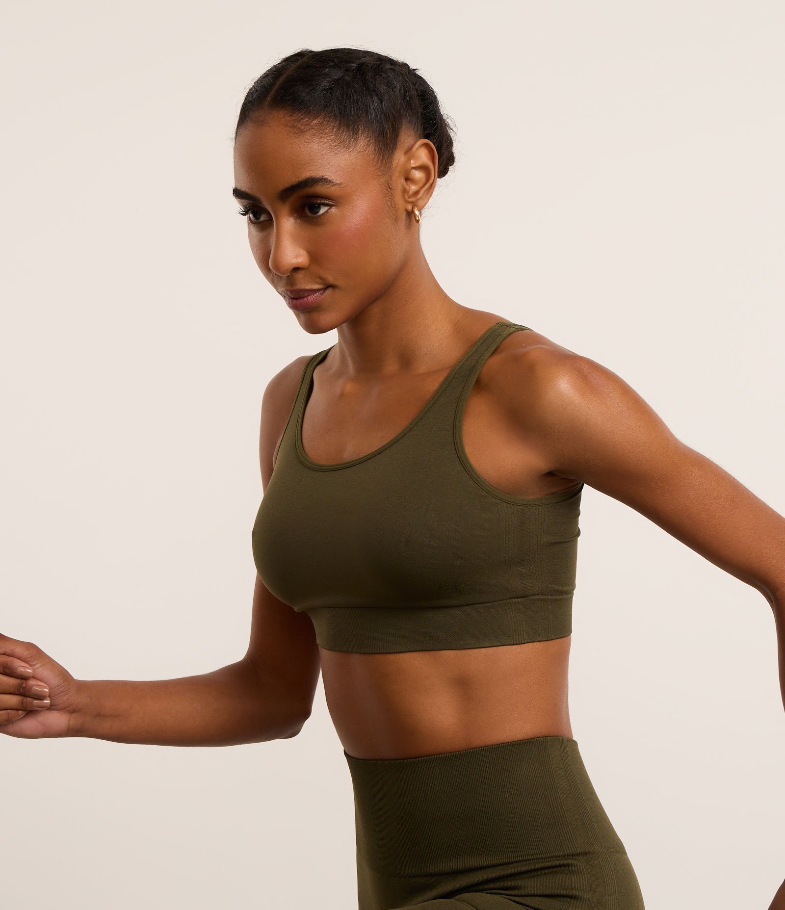 Top Esportivo com Bojo em Poliamida Seamless Verde Oliva 3