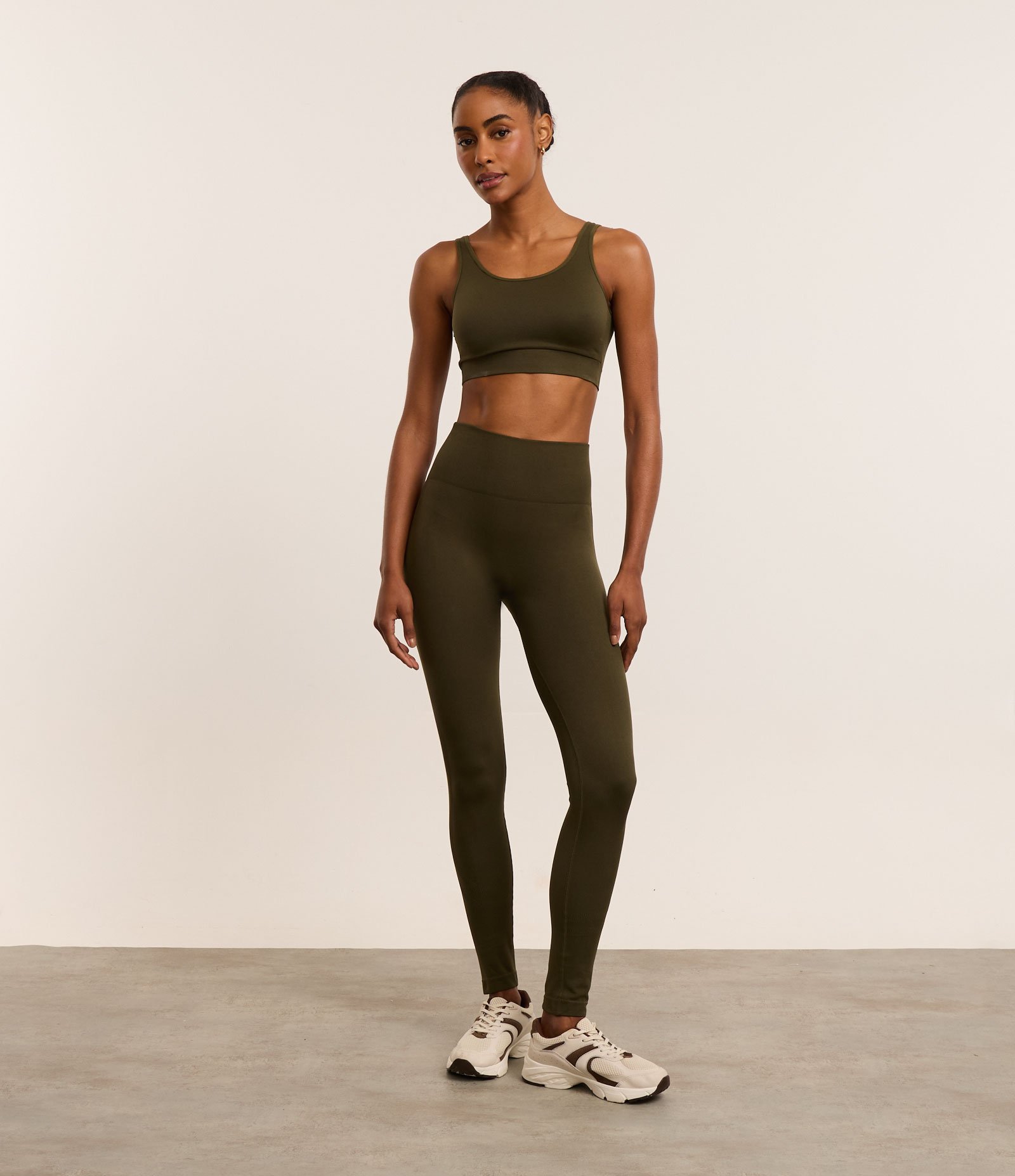 Top Esportivo com Bojo em Poliamida Seamless Verde Oliva 4