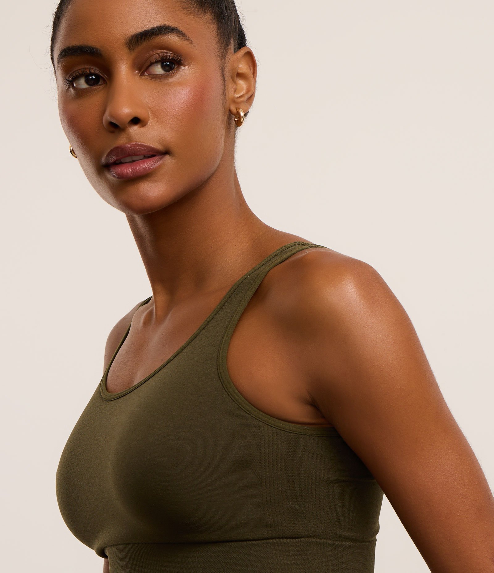 Top Esportivo com Bojo em Poliamida Seamless Verde Oliva 5