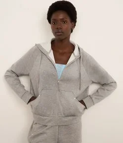 Jaqueta Esportiva em Microfibra Pesada com Bolsos e Capuz