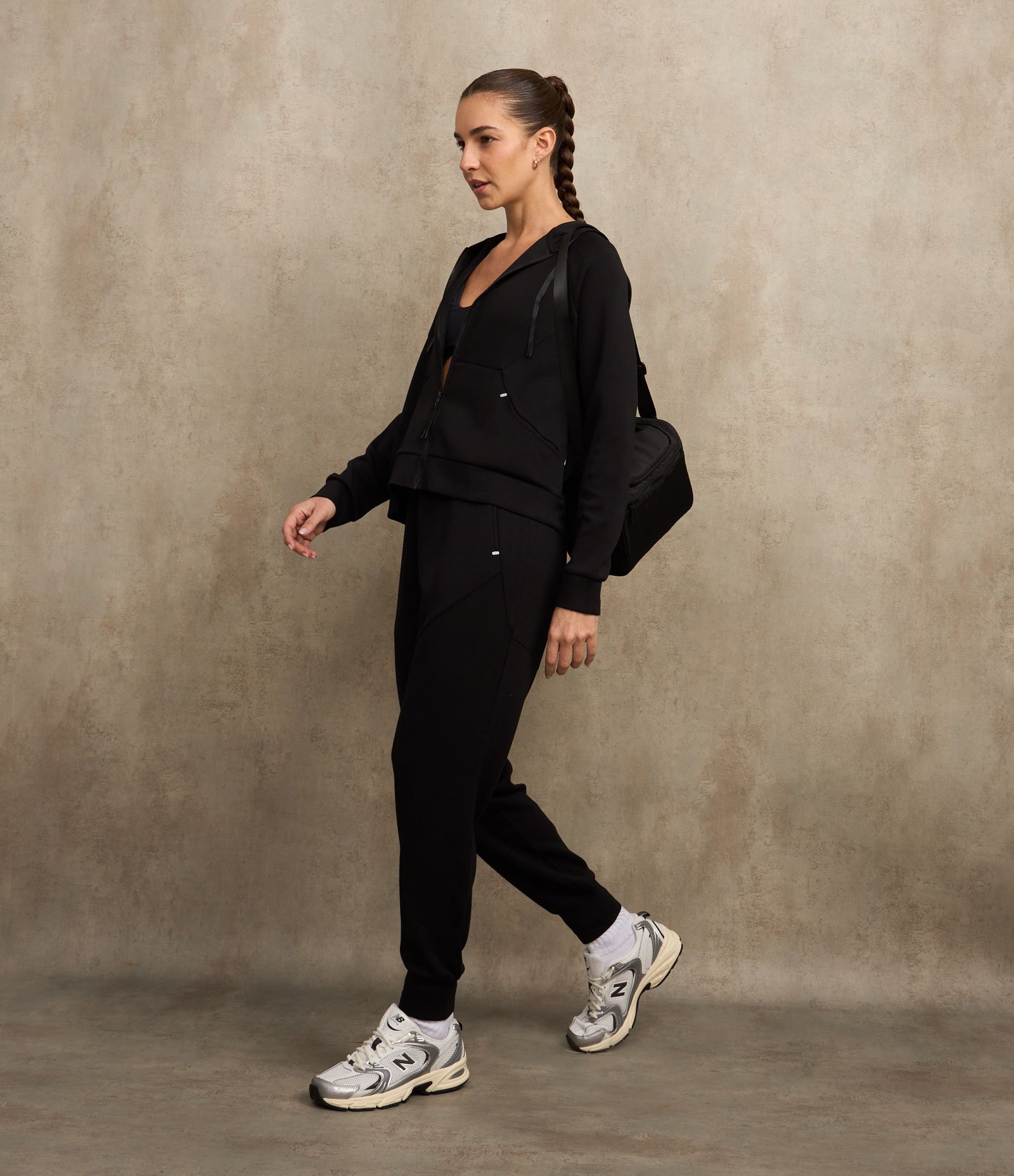 Calça Jogger Esportiva em Microfibra Pesada com Bolsos Preto 5